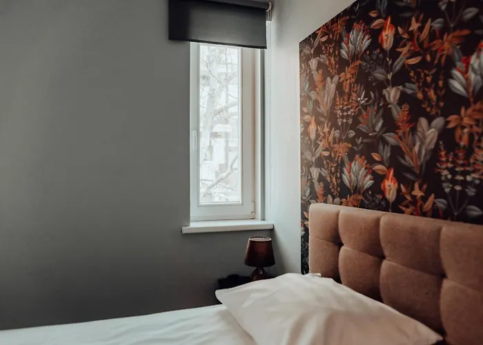 Central 1-Bedroom Apartment With Bath & Balcony