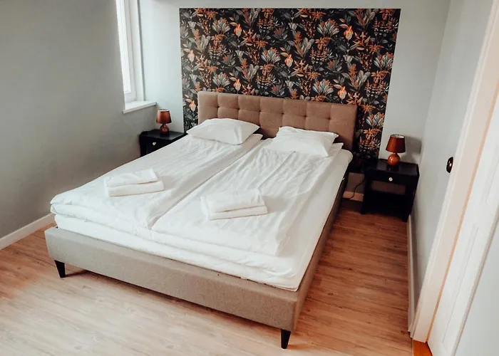 Central 1-Bedroom Apartment With Bath & Balcony